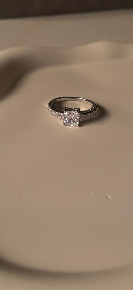 Luxury ring solitaire